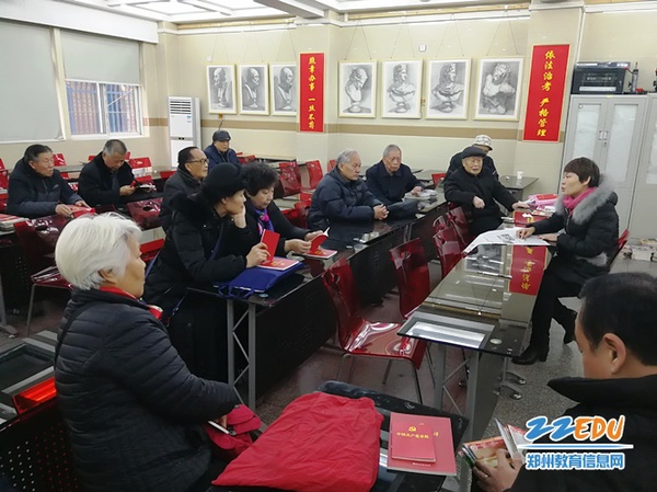 广大离退休老干部认真聆听