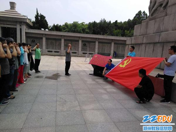 02庆“七一”党员系列活动之重温入党誓词