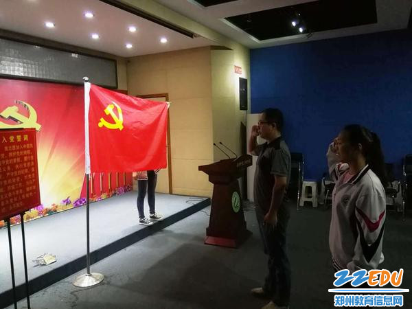 05庆“七一”党员系列活动之举行新党员入党宣誓仪式