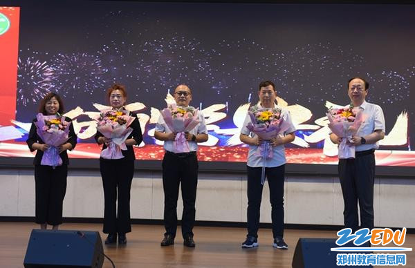 受表彰教师合影
