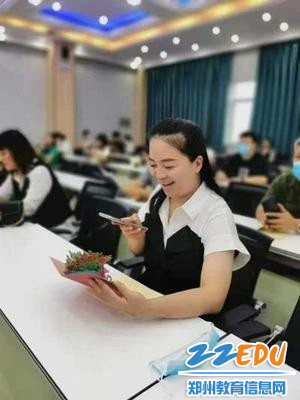 老师拿到贺卡后激动的表情