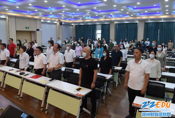 大会在庄严地国歌中拉开序幕