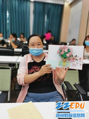 教师手持教师节贺卡