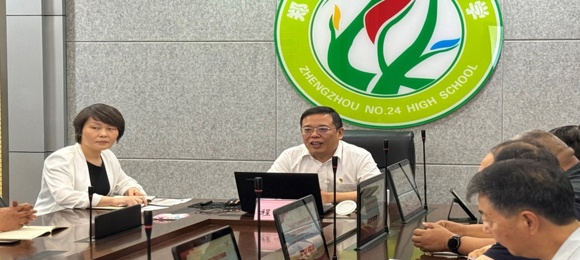 郑州市教育局党组副书记程心刚走进郑州市第二十四中学第一党支部上党纪教育专题党课