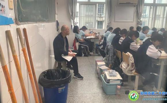郑州市第二十四中学开展领导干部推门听课活动