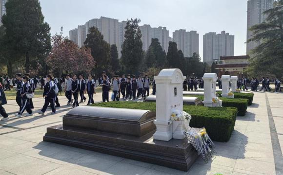 清明祭英烈 薪火永相传——郑州24中高一学子徒步祭扫烈士陵园