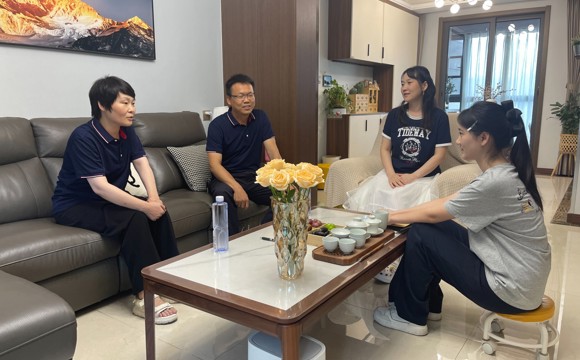 酷暑家访送清凉，纸短情长润心田 ——24中校党委书记常玉霞带队开展暑期暖心家访活动